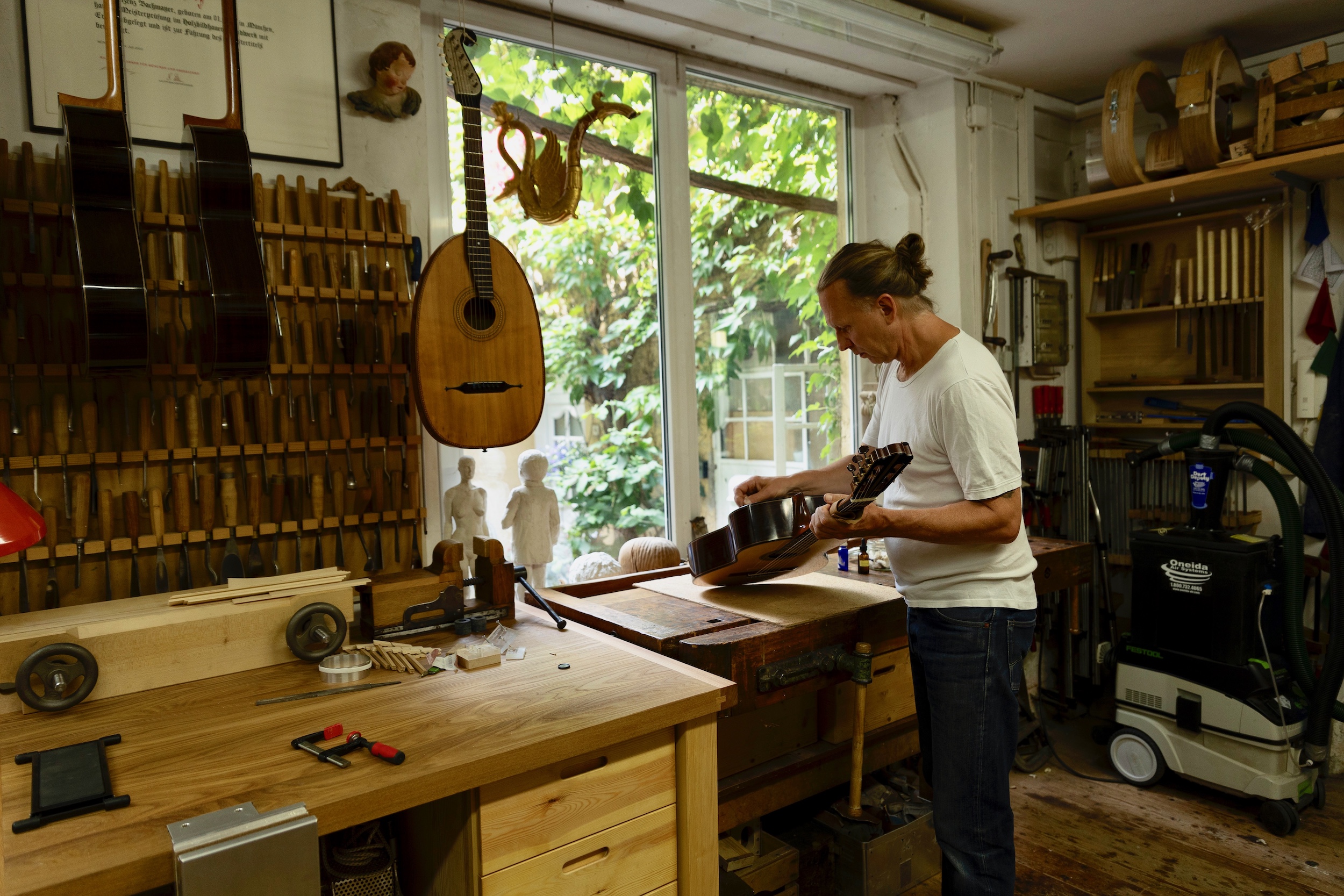 Vinzenz Bachmayer in seiner Gitarrenwerkstatt